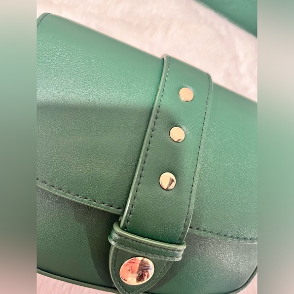 FOREVER 21 Belt bag - Green with gold tones hardware - Picture 5 of 7